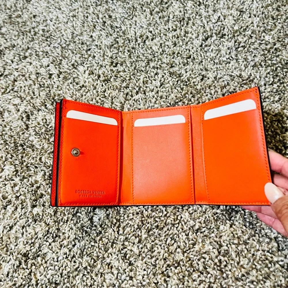 Brand New Bottega Veneta Trifold Leather Wallet. Never used. In its original box - Picture 6 of 7